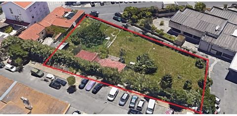 Rustic land with the possibility of moving to urban, with the total area of 2000m². Excellent location, between the University Center of Ajuda (expanding), the Liga Foundation, the Humanitarian Aid Firefighters and Monsanto Forest Park. Further away ...
