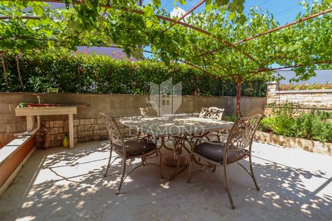 Location: Istarska županija, Rovinj, Rovinj. Istria, Rovinj, surroundings This family house with a garden is located near beautiful beaches and Rovinj camps that host tourists from all over the world. It is located in a quiet settlement, surrounded b...
