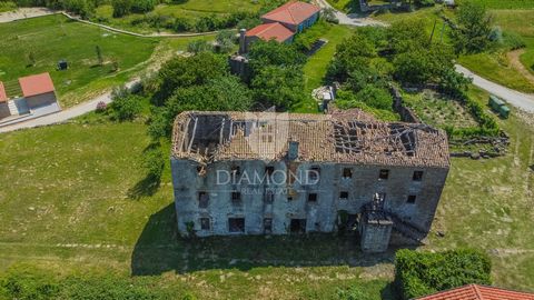 Location: Istarska županija, Buje, Momjan. Istria, Momjan In a small Istrian village on the hills near the beautiful Momjan, is located this ruined house with a beautiful panoramic sea view! The houses are located on a plot of 1200 m2. Water is locat...