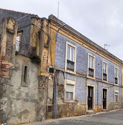 Manor house of the 18th century in the historical area of Grândola. Located in an AUR area (Areas of Urban Rehabilitation), close to the municipal market, it also includes a terrace overlooking the Grândola mountains. This property, with a total 472 ...