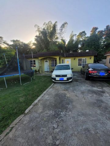 A lovely 3 bedroom, 2 bathrooms, in the nice gated community of Jewel Estate, located just outside Bog Walk Town Center. This house comes with one side being segmented as a studio for income-generated possibilities. The house has a nice open-concept ...