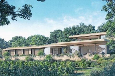 Sumptuous contemporary property, close to the village of Ramatuelle and the beaches. The project underway involves the construction of an exceptional villa, comprised of a spacious living-room, kitchen, 6 en-suite bedrooms including a luxurious Maste...