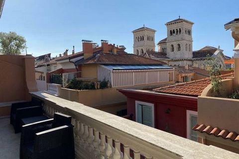 In the heart of the old town, between the Prince's Palace and the Town Hall of Monaco, this charming 1-bedroom apartment of 80 m2 offers a very pleasant view on the historical rooftops. This airy and sunny property comprises an entrance hall with sta...