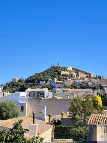 Discover Mediterranean life with this property located in the charming town of Capdepera, Mallorca. Located in a quiet residential area, this spacious 240 m² house separated into two independent apartments offers not only comfortable living spaces bu...