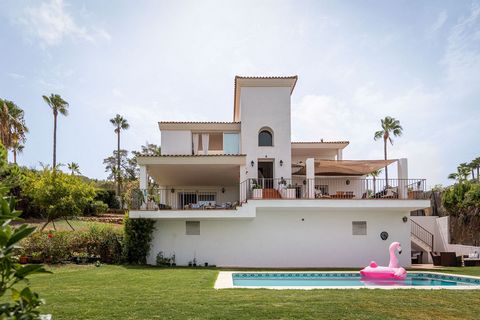 Wonderful 5-bedroom villa, with pool, garden, and views of the Sotogrande golf course with a plot of 1,500m2. This property with excellent qualities, is distributed in a very comfortable way, where at the entrance you have a huge hall to act as a goo...