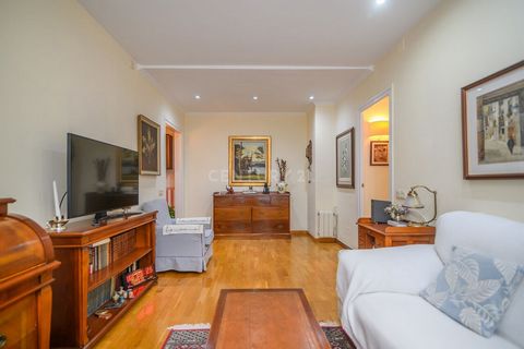 Presentamos en exclusiva esta propiedad única ubicada junto a la plaza Molina, en un edificio clásico de 1962 muy bien conservado con una elegante entrada. La vivienda, con 68 m² construidos, se encuentra en una cuarta planta real y disfruta de una o...