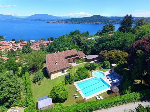 Buitengewone grote villa met een prachtig uitzicht, in de meest elegante omgeving van Arona-Lago Maggiore. Interne oppervlakte van meer dan 450 vierkante meter, luxe afwerking (marmer, steen en hout, grote ramen, open haard), zwembad, jacuzzi en saun...