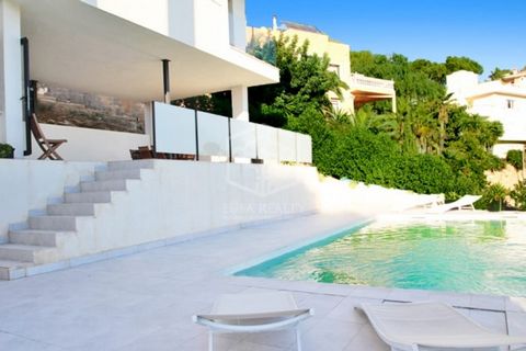 Moderne Villa in zweiter Linie am Meer in prestigevoller Wohngegend Costa de la Calma auf Mallorca. Die Villa wurde im Jahr 2011 auf einem 1370 m² großen Grundstück erbaut und bietet neben einem 36 m² großen Pool tollen Sonnenterrassen und die Möglic...