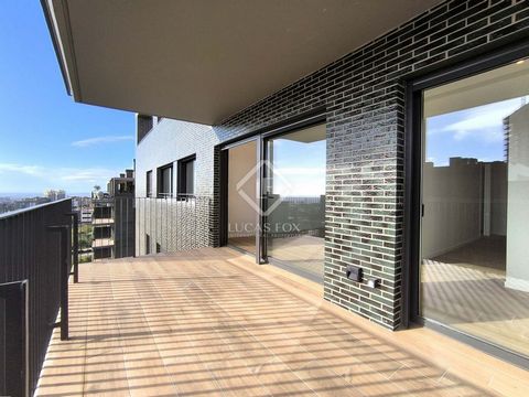 Lucas Fox presenta este piso moderno y funcional, de obra nueva, en un edificio de reciente construcción en Esplugues de Llobregat para alquiler a largo plazo. Esta construcción de obra nueva consiste en cuatro edificios de viviendas. Todas las propi...