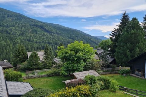 Ein Haus im Grünen mit dieser geschmackvoll eingerichteten Erdgeschosswohnung mit schönem Panoramablick vom kleinen Balkon, ideal zum Entspannen und Genießen Ihres Urlaubs. Es befindet sich in der Nähe der Skipisten von Sankt Oswald (Brunnach). Sie i...