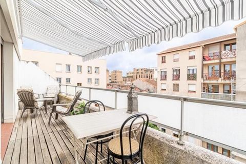 Este apartamento de 39 m² con una encantadora terraza está situado en el corazón de Toulouse y ofrece comodidad y conveniencia para su estancia. El dormitorio cuenta con una cama doble tamaño queen, lo que garantiza un sueño reparador, mientras que l...