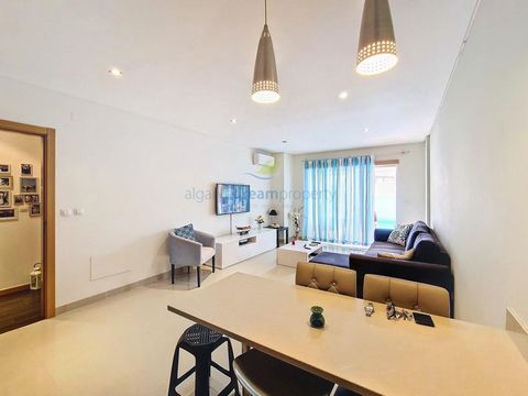 Appartement in uitstekende staat, ingevoegd in een kleine gated community uitgerust met zwembad, lift, eigen ondergrondse parkeergarage en gemeenschappelijk terras op het dak met barbecue en uitzicht op zee. Het appartement bestaat uit een inkomhal, ...