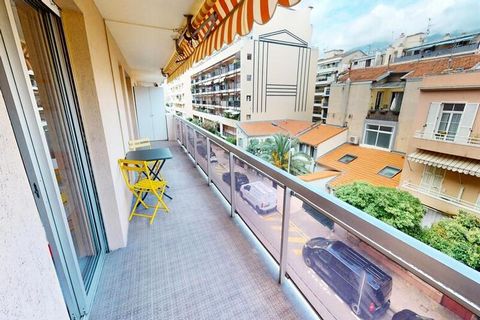 Ce spacieux et élégant appartement 3 pièces est situé au troisième étage d'une résidence de standing avec gardien au coeur de Menton. L'établissement dispose d'un salon confortable avec un canapé-lit, une table à manger et une télévision à écran plat...