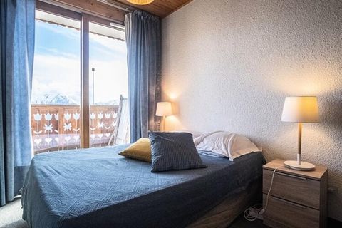 Situato a soli 2 minuti dalla funivia, questo grazioso appartamento di 47 m² con un ambiente in stile chalet può ospitare fino a 6 persone. Comprende un accogliente soggiorno con divano letto, una camera con letto matrimoniale e una zona notte con le...