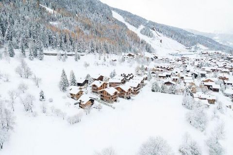 Rezydencja Les Cinq Sommets na końcu Allée des Cerisiers w Courchevel le Praz. Miń rondo przy wejściu na stację, idź główną ulicą w górę do sklepu z serami/biblioteką i skręć w lewo w rue de la Chapelle. Jedź dalej tą ścieżką aż do kaplicy, a następn...