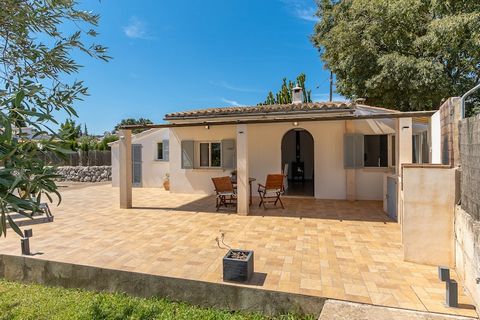 La Vila Les Oliveres Petites est uneix charmante vila entièrement rénovée dans un style rustique moderne. Ell comprèn un chambre (avec lit bebé disponible), uneix salle de bains avec douche, un saló-salle à manger avec cheminée et uneix cuisine compl...