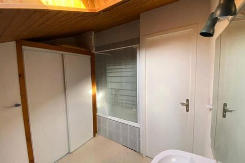 Dit huis voor 6 personen biedt: - Een entree met meterkast - Een apart toilet - Een ingerichte keuken die uitkomt op de woonkamer - Een slaapkamer op de begane grond met een bed van 140 cm Boven: - Een slaapkamer met kasten en twee bedden van 90 cm -...