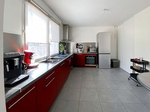 Maison Habitation en très bon état de présentation. Cette maison entièrement rénovée comprend une entrée sur le salon séjour, cuisine aménagée, wc chauffeie au rdc. A l'étage le palier dessert 3 belles chambres, une salle d'eau avec wc. La rénovation...