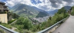 Uitzonderlijk perceel met uitzicht op het centrum van Escaldes-Engordany, met name in de urbanisatie Can Domingo, met een totale en perceeloppervlakte van 1820m2. De oriëntatie is het Zuiden om een gebouw te kunnen bouwen. Het uitzicht over de vallei...