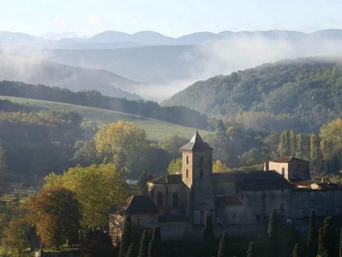 Ontdek dit 10e-eeuwse benedictijnenabdij-kasteel in Camon, in Ariège, in een van de 