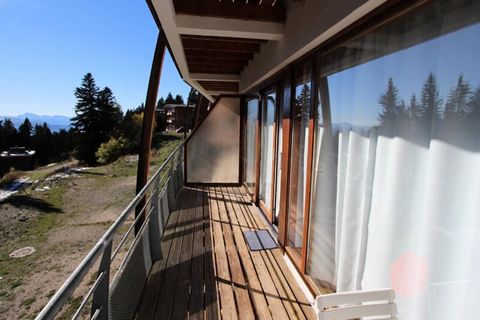 La propriété au design charmant et fonctionnel offre une retraite confortable au cœur de La Clusaz. Cet appartement mansardé, situé au quatrième étage (avec ascenseur jusqu'au troisième), s'étend sur 42 mètres carrés et dispose d'un espace de vie bie...