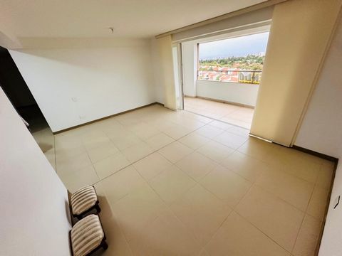 Vendo apartamento con vista panorámica al sur oriente de la ciudad de Cali con balcón en el nivel once, cuenta con tres habitaciones, principal con baño y vestier, cada habitación cuenta con baño, baño social, cocina tipo americano, zona de ropas y h...