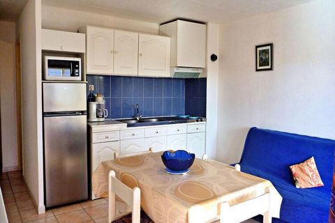 In a residence close to the beach and shops, beautiful 4-room apartment on the first floor. Living room with convertible sofa, TV, furniture, table + chairs. Open kitchen with electric hob, fridge/freezer, microwave, electric coffee maker,... The apa...