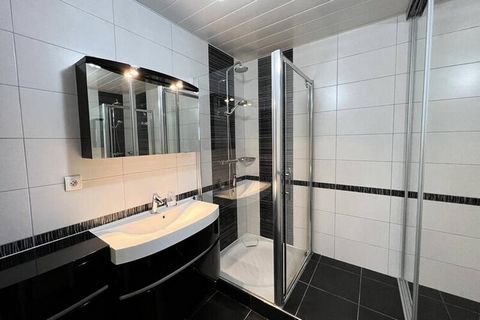 CAMBO, C289: T2 APPARTEMENT, nabij stadscentrum en thermale baden, mooi appartement op de 3e verdieping van een residentie met lift. Woonkamer inclusief zithoek (2 banken, tv-meubel + tv, salontafel), eethoek (tafel + 4 stoelen, dressoir). Goed uitge...