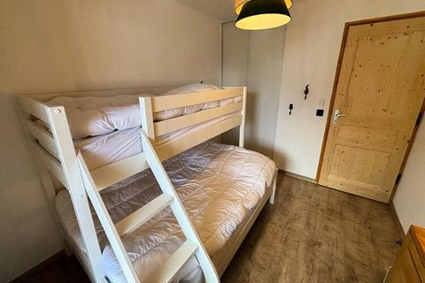 Questo grazioso appartamento di 3 locali offre un soggiorno spazioso e confortevole per famiglie o gruppi, dotato di una master suite con bagno aperto con doccia e lavabo, insieme ad una seconda camera con un letto a castello (singolo sopra, doppio s...