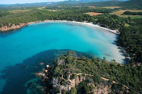 In een bevoorrechte omgeving, in het hart van het Maures-massief, omgeven door groene heuvels met een prachtig uitzicht op zee, rustig en vrij uitzicht, kom en verblijf op Le Domaine de Valcros. In een natuurlijke omgeving met een internationale golf...