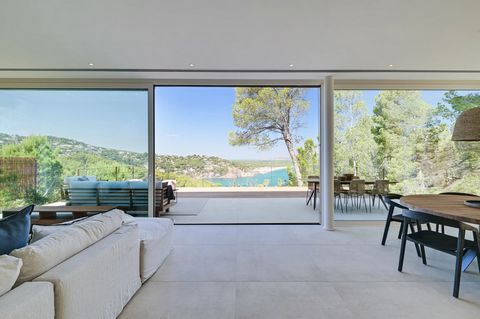 Dit project van hoogwaardige villa's ligt in de pittoreske en goed onderhouden wijk S'Antiga in Begur, op slechts een paar kilometer van het dorpscentrum en Sa Riera. Het huis, dat al klaar is, ligt op een perceel met panoramisch uitzicht op zee en b...