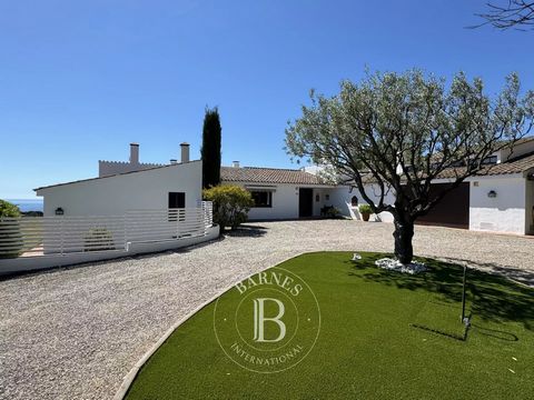 BARNES Maresme presenta esta fantástica vivienda en una sola planta con espectaculares vistas al mar y gran jardín en una parcela de 13.000 m² entre Sant Andreu de Llavaneres y Mataró. Fantástica casa con un jardín de grandes dimensiones ubicada entr...