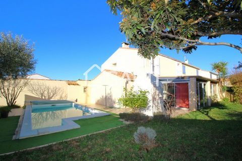 CAISSARGUES - Située dans un paisible quartier résidentiel, cette maison offre un cadre de vie agréable, familial et convivial. A l'extérieur, la maison est implantée sur un terrain de 490 m² disposant d'une piscine, une terrasse, idéal pour des mome...