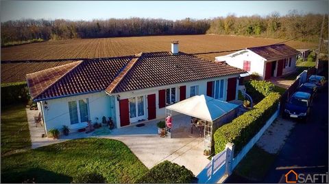 In the town of Puymoyen, in a quiet area less than 15 minutes from the LGV station and the city center of Angoulême, come and discover this charming renovated and enlarged pavilion. Entrance hall leading to a large fully equipped kitchen, a living ro...