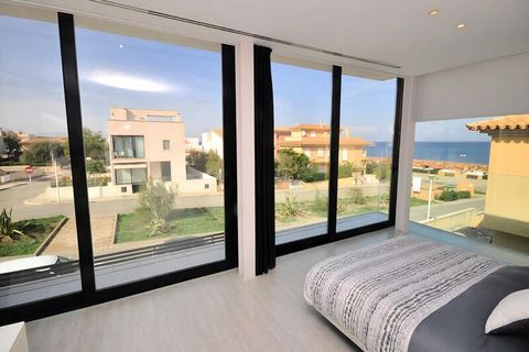 Villa moderna con vista sul mare a Son Serra de Marina. Questa bellissima villa si trova nell'idilliaco villaggio di Son Serra de Marina. L'architettura moderna e all'avanguardia è l'ideale per godersi un'eccellente vacanza sull'isola di Maiorca. La ...