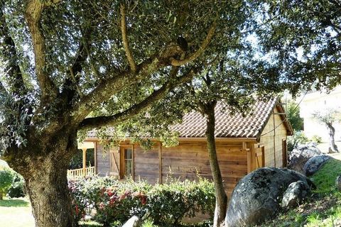 Charmant chalet in het hart van het platteland, op slechts 5 minuten rijden van de stranden, uitzicht op zee Het heeft een volledig uitgeruste keuken die uitkomt op een woonkamer met eethoek en zithoek met slaapbank, een slaapkamer met tweepersoonsbe...