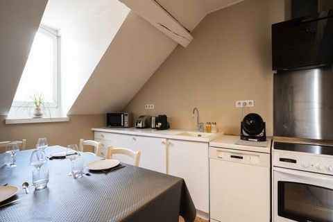 Duży luksusowy apartament z jedną sypialnią dla 4 osób, z tarasem i leżakiem Znajduje się w mieszczańskim domu w stylu Majorelle, na drugim piętrze, przyjdź i ciesz się Nancy i jej udogodnieniami, łącząc komfort i spokój. Rue Poincaré to ulica bardzo...