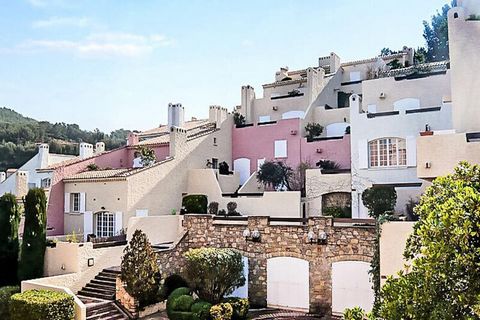 La Madrague: Residenza “Hameau la Madrague”. Posizione elevata, a 200 m dal mare. Parcheggio (numero limitato di posti). Negozio alimentare 100 m, supermercato 3 km, ristorante 200 m, fermata bus 