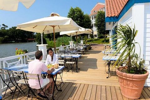 La Résidence Port Bourgenay - maeva Home est située à Talmont-Saint-Hilaire, en Vendée, à seulement 9 km des Sables-d'Olonne. C'est un véritable domaine de 90 hectares entouré d'une pinède et donnant directement sur un lac. La résidence piétonne est ...