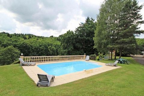 Small independent gîte in a remarkable site overlooking the Maulde valley and the Mont Larron dam. Lake Vassiviere at 10km. On site, lawned grounds and heated swimming pool, shared with the owners (open from May to the end of September depending on w...