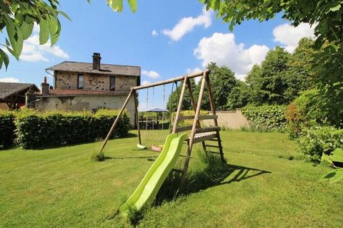 In het hart van een uitgestrekt land- en bosbouwdomein van 1000 ha, set van 2 aangrenzende gîtes gelegen in de bijgebouwen van het kasteel, elk met een eigen ingang en een omheinde tuin. Zwembad (10 x 5 m) gedeeld met 4 vakantiewoningen van juni tot ...