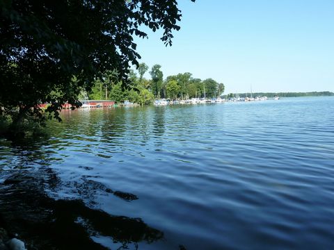 Traumlage in direkter Nähe zur Natur. Der Schweriner See mit Bademöglichkeiten und Bootsclub liegt fußläufig nur 5 Minuten entfernt. Zwei Zimmer. Hochwertige Küche mit Geschirrspülmaschine. Bad mit Badewanne. Balkon, Aufzug vorhanden. Eigener Parkpla...