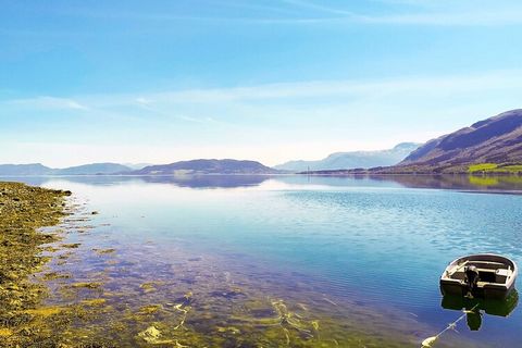 Gemütliches Ferienhaus in großartiger Südlage direkt am Wasser. Sie wohnen hier in leicht erhöhter Lage und dennoch nur ca. 30 m vom Kvernesfjord entfernt. Ein passendes Reiseziel für Hobbyangler sowie für den Familienurlaub am Fjord. Von den großen ...