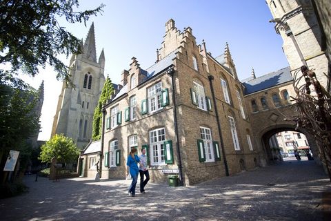 Ruim appartement met 3 slaapkamers Centraal gelegen aan de zeedijk Dit prachtige appartement ligt in het serene kustplaatsje Nieuwpoort en biedt de perfecte mix van comfort, gemak en adembenemende vergezichten. Gelegen op slechts een steenworp afstan...