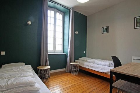 Dit charmante vakantiehuis biedt een comfortabel verblijf met twee slaapkamers: één met een tweepersoonsbed (140x190) en de andere met twee eenpersoonsbedden (90x190). De woonruimte is voorzien van een slaapbank voor extra gasten. Huisdieren zijn wel...