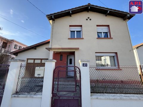 FAMILIENHAUS IM STADTZENTRUM Entdecken Sie dieses ca. 83 m² große Familienhaus auf einem 450 m² großen eingezäunten Grundstück. Dieses Haus liegt in einer ruhigen und begehrten Gegend von Lavelanet und besteht aus 3 Schlafzimmern, einem Badezimmer, e...