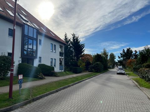 Möblierte 2-Zimmer-Wohnung mit 65 Quadratmetern in idyllischer Umgebung! Diese charmante Wohnung auf der 2. Etage bietet eine neuwertige Küche, ein modernes Bad und einen Balkon, um die Ruhe und Natur zu genießen. Die Wohnung liegt nur 5 Minuten mit ...