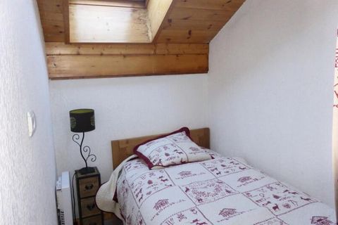 Ce chaleureux appartement 2 pièces cabine, situé au 1er étage d'un immeuble, offre un séjour confortable pouvant accueillir jusqu'à 5 personnes. L'appartement dispose d'un salon avec un canapé-lit, une télévision et un coin repas. La chambre est meub...