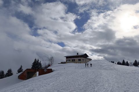 Residentie “L’Hermine”. Buiten de plaats, 1,5 km van het centrum. Winkels 800 m, winkelcentrum 1.5 km, bushalte 50 m. Golfterrein (18 holes) 12.4 km, tennis 100 m, sportcentrum 11 km, skiliften 30 m. Skischool, langlaufen 100 m. 3-kamerappartement 45...