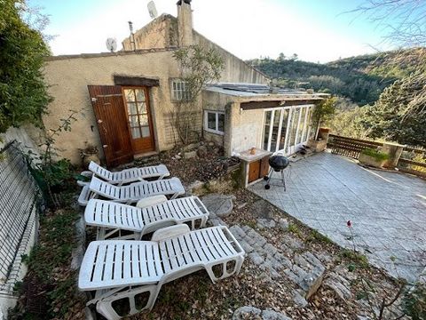 Pour les amoureux de la nature et du calme à environ deux kilomètres du lac d'Esparron de Verdon. Ancienne maison de 80 m² environ, composé de 6 pièces, 3 chambres, avec terrasse, cave voutée au rez-de-jardin. Idéal pour maison secondaire ou principa...